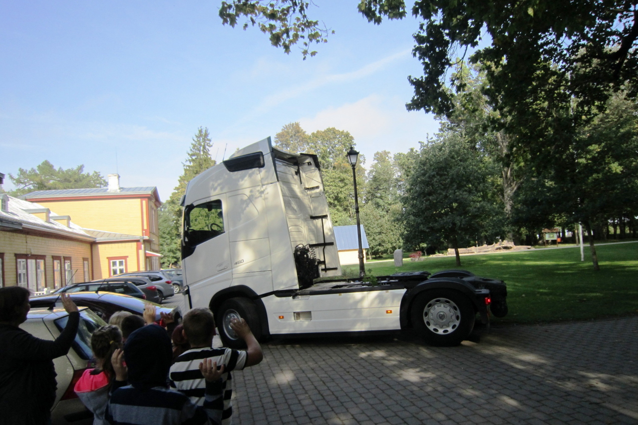 Volvo Trucks liiklusohutuskoolitus „Peatu, vaata, lehvita“