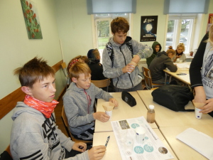 Seenenäituse valmistasid õp Tiiu Rohtla juhendamisel ette ja kõige kaunima seene valimise korraldasid 6. klassi õpilased, 27.09