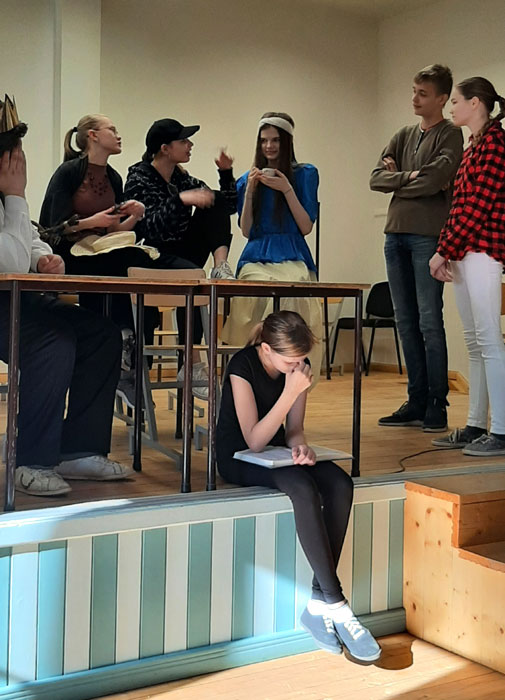 25.03 mängis kooli näitering Kümme kooliperele näidendit Isevärki koolitund.
