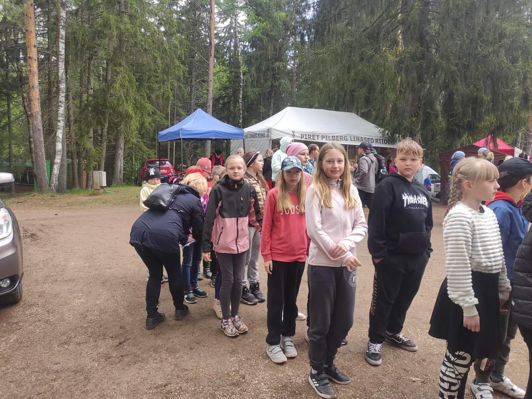 28.-29. mail osales kooli rahvatantsurühm Kagu-Eesti tantsupeol Põlvamaal, Intsikurmus