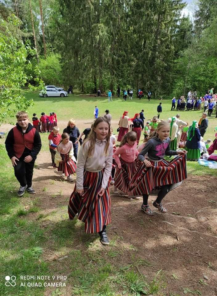 28.-29. mail osales kooli rahvatantsurühm Kagu-Eesti tantsupeol Põlvamaal, Intsikurmus